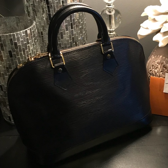Beautiful Authentic Louis Vuitton Noir Alma Epi PM - Picture 2 of 8